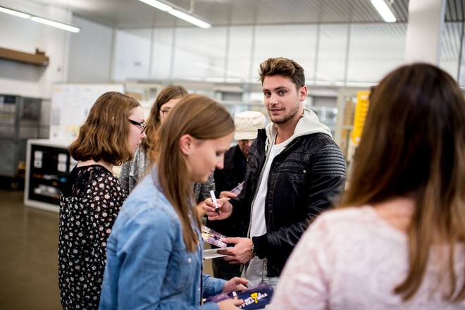 Beim Meet & Greet in der Poststelle Arbon konnten einige Fans, die auf TheYellowTour.ch dieses Treffen gewonnen hatten, Bastian Baker ganz nahe kommen.