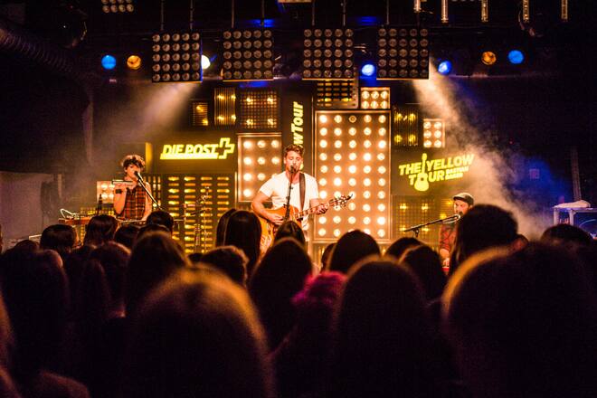 Heisse Stimmung: Im St. Galler Club Kugl rockte Bastian vor dem spektakulären Bühnenbild von The Yellow Tour, das von der Post transportiert wurde, kräftig ab.