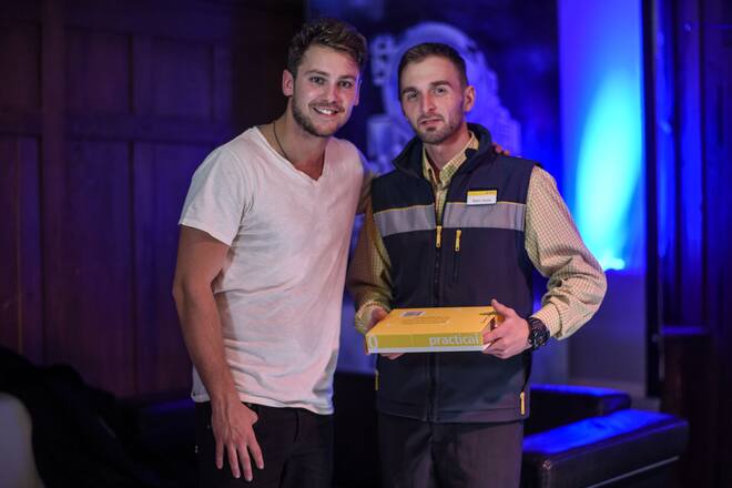 Auch in St. Gallen stand ein Postbote parat, um dank der Postdienstleistung pick@home von Bastian Baker ein Geschenk für einen Fan abzuholen.