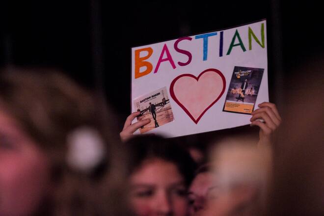 «I love Bastian and The Yellow Tour» – die grosse Fan-Begeisterung zeigte sich beim Luzerner Publikum auf selbstgemachten Plakaten.