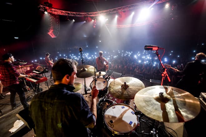 Grandiose Perspektive: In DAS ZELT – Chapiteau PostFinance spielte Bastian Baker auf The Yellow Tour vor mehr als 1700 begeisterten Fans.