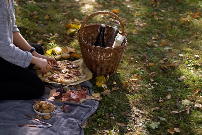 Flammkuchen mit karamellisierten Zwiebeln, Ziegenkäse und Feigen