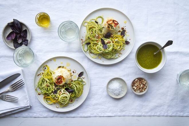 Zucchini Spaghetti mit Pesto und gebackenem Ricotta