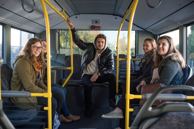 Nach der Autogrammstunde in Arbon fuhr Bastian Baker mit einigen Fans mit dem Postauto nach St. Gallen zum Konzert und zeigte ihnen dabei das gratis WiFi an Bord.