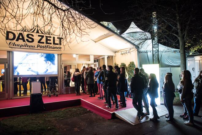 In Luzern drängten die Fans in DAS ZELT – Chapiteau PostFinance, um das Abschlusskonzert von The Yellow Tour der Post mit Bastian Baker mit zu erleben.