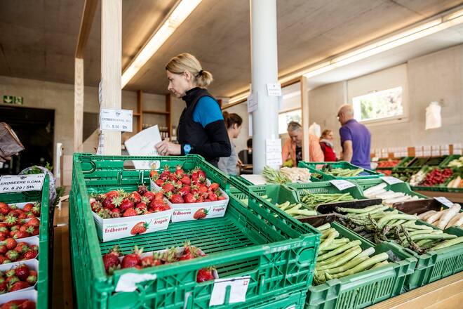 HUENENBERG ZG, 03.06.2020 - Der Hoflade der Familie Boog in Huenenberg ZG.Publireportage "Mehr Schweiz im Teller" Hof Buuregarte Boog in Huenenberg ZG. Die Familie Boog pflanzt vorallem Beeren an und verkauft diese u.a. auch direkt im Hofladen. PHOTO BY PASCAL MORA