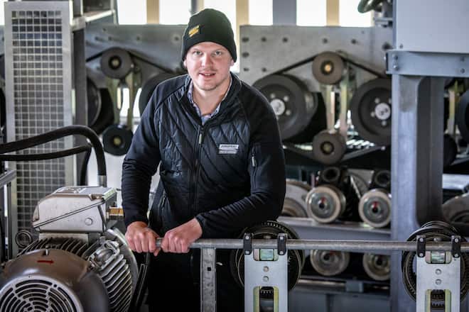 Die neue V-Bahn mit Urs Kessler, Ruedi Brawand im Terminal und dem Eigerexpress im Frühling 2021. ©David Birri