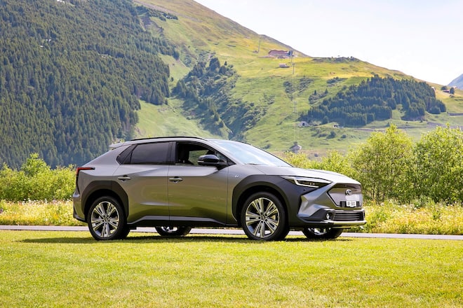 Publi Bernhard Russi & Subaru Solterra - Foto: zvg. - Juni 2022 - Ringier Auto & Mobilität