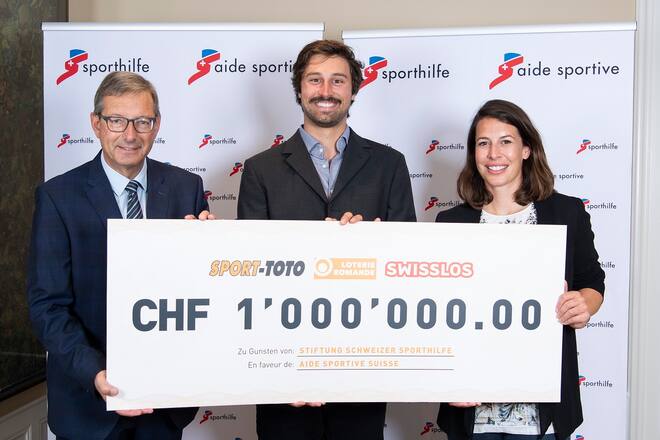 Josef Dittli, Swisslos-Praesident, links, und Dominique Gisin, Delegierte des Stiftungsrats der Sporthilfe, rechts, ueberreichen Skicrosser Ryan Regez einen Check, am Montag, 21. September 2020, in Bern. (Sporthilfe/KEYSTONE/Peter Schneider)