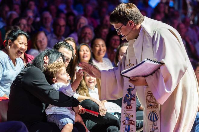 Geraldine Knie, Maycol junior Knie und Pfarrer Adrian Bolzern