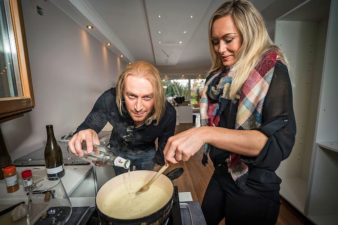 Nic Maeder und Simone Meyer bereiten ein Fondue zu