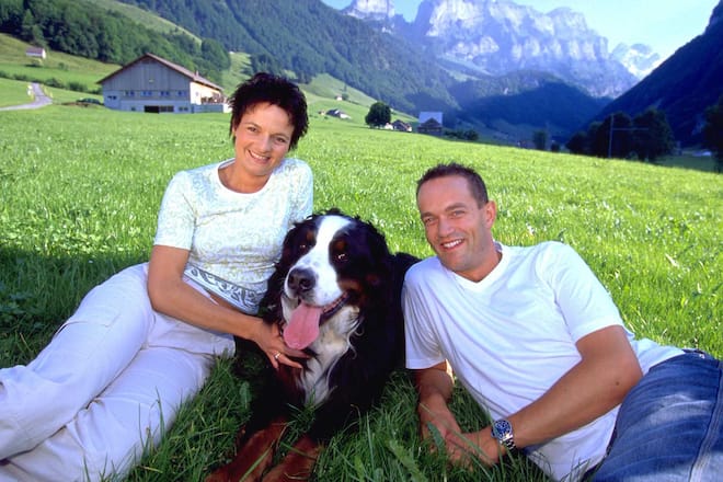 Ruth Metzler mit Hund Carlo und Ehemann Lukas