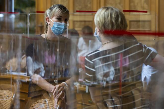 Diana Gutjahr, SVP-TG, links, diskutiert mit Esther Friedli, SVP-SG, waehrend der Sommersession der Eidgenoessischen Raete, am Montag, 14. Juni 2021, im Nationalrat in Bern. (KEYSTONE/Peter Klaunzer)