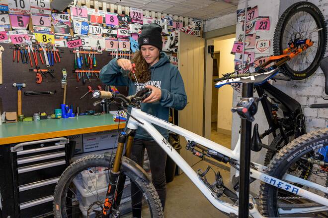 Camille Balanche schreibt Geschichte, Sie holt die erste Schweizer Goldmedaille bei der Frauen Downhill Elite. Bild © Remo Naegeli