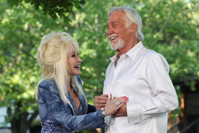 Country music superstar Kenny Rogers passed away of natural causes at home in Georgia surrounded by family at the age of 81 years old. May 19, 2010 Pigeon Forge, Tn. Dolly Parton and Kenny Rogers Hallmark Channel commemorating "Dollywood s 25th Anniversary" Television taping at Dollywood © Curtis Hilbun / AFF/ddp images