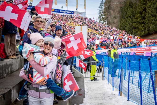 Kathrin Triendl und Kinder. Lauberhornrennen 2023. Abfahrt am Samstag 14.01.23. ©David Birri