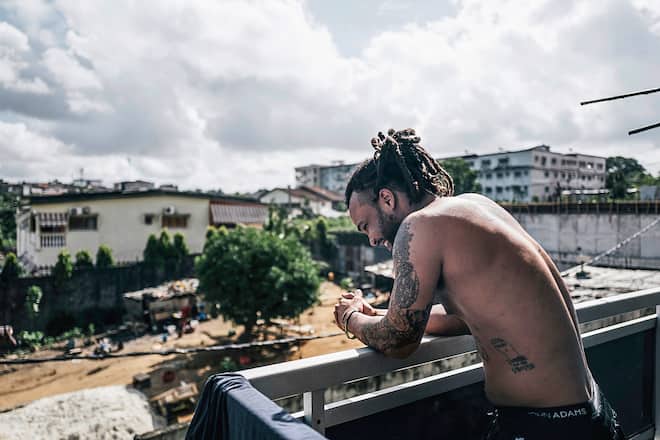 Rapper Nativ Nativ auf dem Balkon vom Appartement in Abidjan