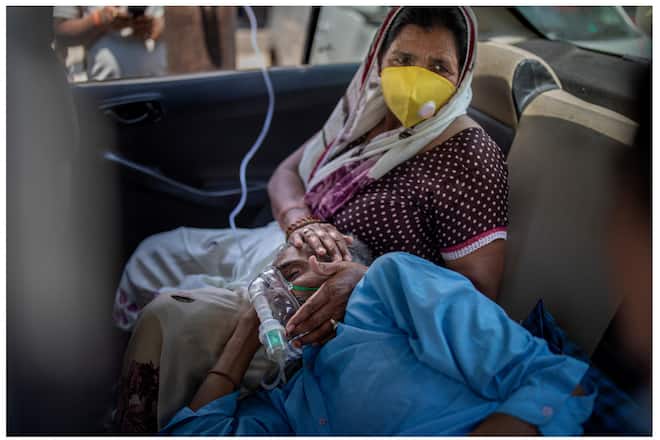 Indien Covid-19, A patient breathes with the help of oxygen provided by a Gurdwara, Sikh place of worship, inside a car in New Delhi, India, Saturday, April 24, 2021, SI 18/2021