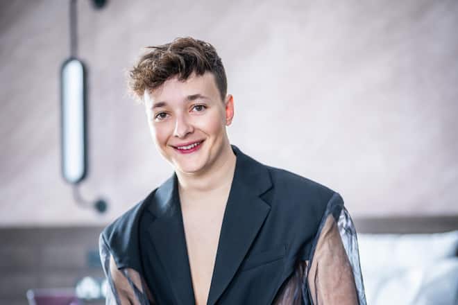 Foto: Joseph Khakshouri 04.04.2023 Schweizer ESC, Kandidat Remo Forrer in Liverpool, wo der Song Contest an stelle von der Ukraine stattfindet. In seiner Hotel Suite hängt er kurz ab, bevor er sein Kostüm anziet Liverpool (UK)