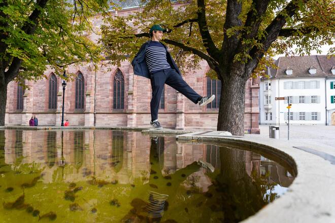 Der Schweizer Schauspieler Julian Koechlin ist in Kürze wieder in «Neumatt» und zudem in «Münter & Kandinsky» zu sehen. Wir besuchen ihn in seiner Heimat Basel und gehen durch die Stadt, ehe er zu seinem Bruder geht. Er balanciert sich auf dem Pisoni brunnen. Basel (BS)