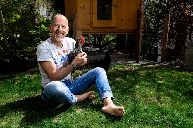 Philipp Gurt, Bestseller Autor, Krimi Autor, zu Hause in Haldenstein, in seiner Buchhandlung in Chur, mit seinem Labrador und seinen Huehnern, in seiner Schreibstube und Wohzimmer, Radfahren oberhaln Chur wo seine Romane spielen, Haldenstein Chur 2024 Fotos: Geri Born