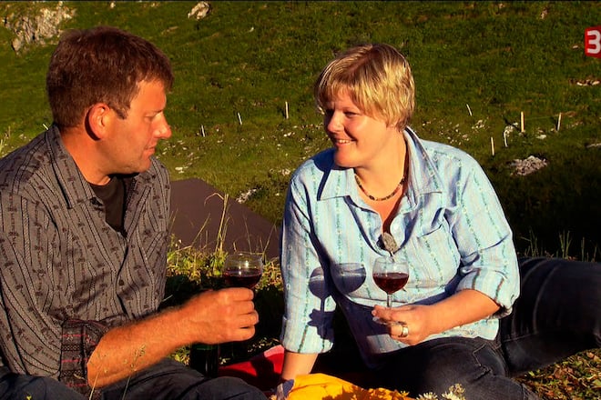 BLS 8: David und Fabienne trinken Wein