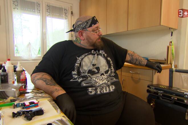 Jennifer schenkt Lukas zum Abschied ein Tattoo