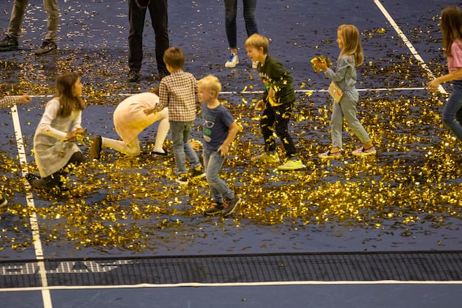 Federer Kinder spielen an den Swiss Indoors im Goldregen