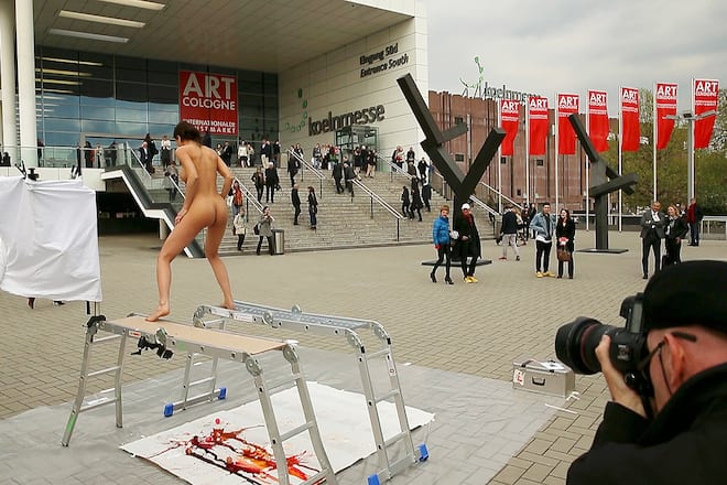 Milo Moiré Video Art Basel nackt Museum