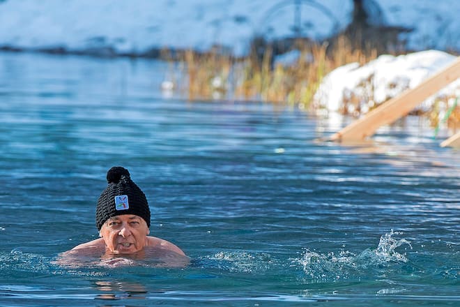 Adolf Ogi beim Blausee-Schwimmen