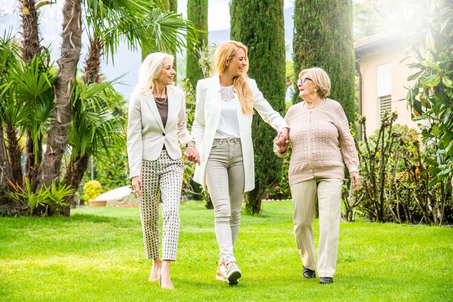 Christa Rigozzi, Mutter Lorenza Rigozzi und Grossmutter Rina Pestoni, Giardino Ascona, 2019 - © Thomas Buchwalder Hair- & Make-Up Julia Grunz