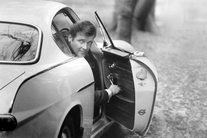 Auto STYLE 01/24 Roger Moore as Simon Templar in "The Saint" (TV Series) Auto&Mobilität - Volvo P 1800 Filmauto The Saint - 1961 Roger Moore
