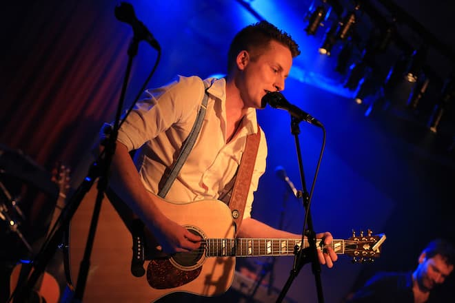 Benefizkonzert Martin Schenkel Sänger Nils Burri