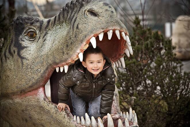 Chris Rui Knie in einem Dinosauriermund