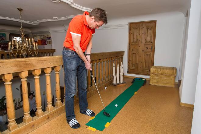 Daniel Bumann: am Goldball einlochen