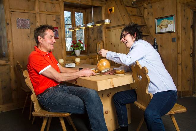 Daniel Bumann: Ingrid schenkt Tee ein