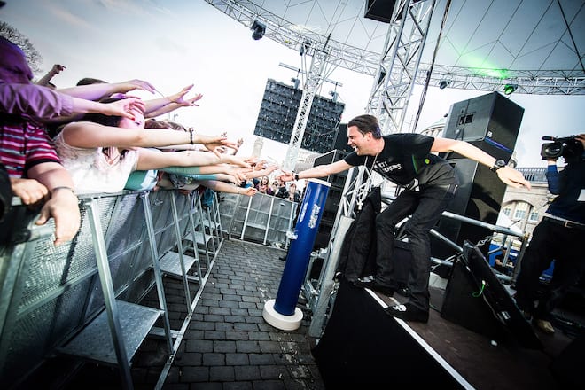 DJ Antoine begruesst seine Fans im Hamburger Hafen