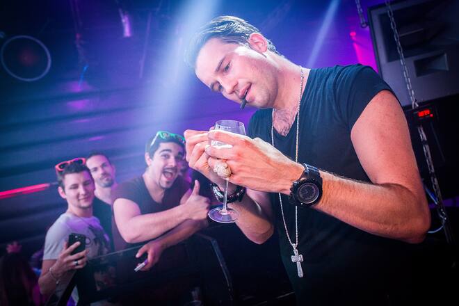 DJ Antoine gibt Fans ein Autogramm