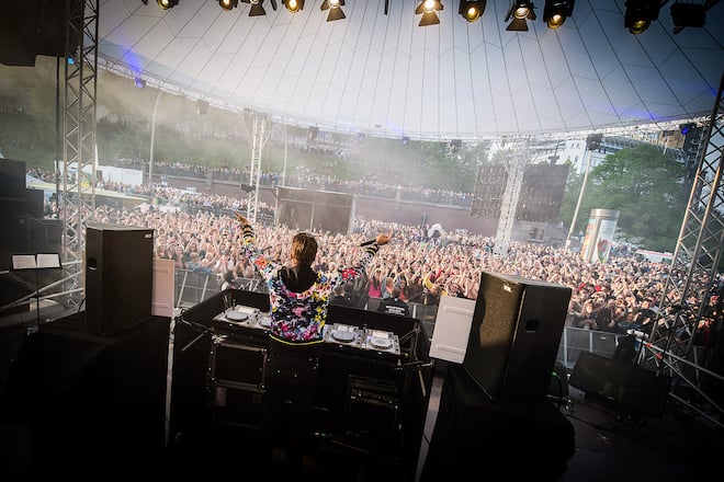 DJ Antoine legt an der Party im Hamburger Hafen auf