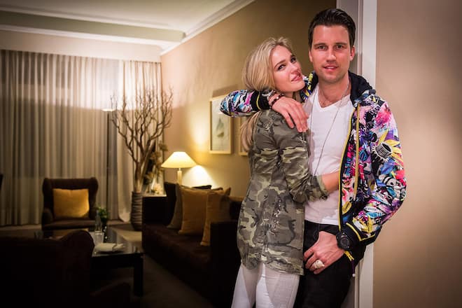 DJ Antoine mit Freundin Stephanie im Hotelzimmer