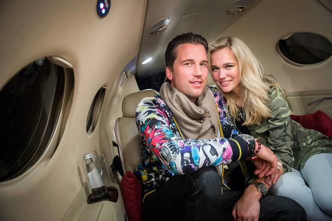 DJ Antoine mit Freundin Stephanie im Privatjet