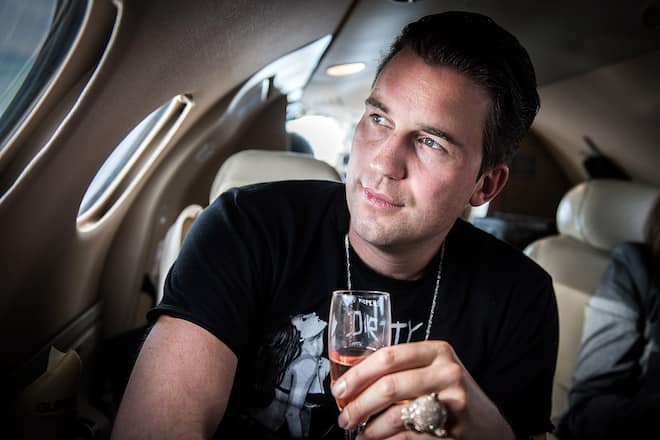 DJ Antoine trinkt im Privatjet ein Glas Champagner
