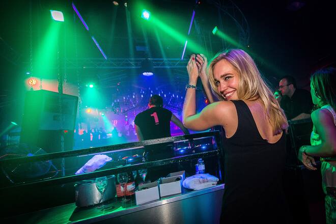 DJ Antoines Freundin Stephanie tanzt im VIP-Bereich hinter dem DJ-Pult