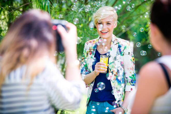 Dominique Rinderknecht Miss Schweiz 2013 Soda Stream Seifenblasen und Glas