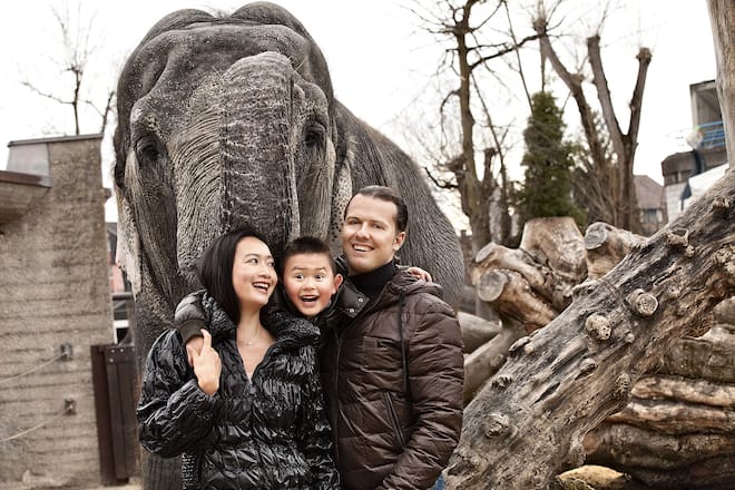 Franco Knie Junior mit Frau Linna und Sohn Chris Rui vor Elefant