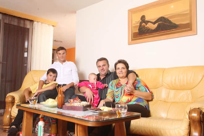 Haris Seferovic zu Hause in Sursee mit Bater Hamza, Mutter Sefika, Bruder Adis und Nichte Sejla.