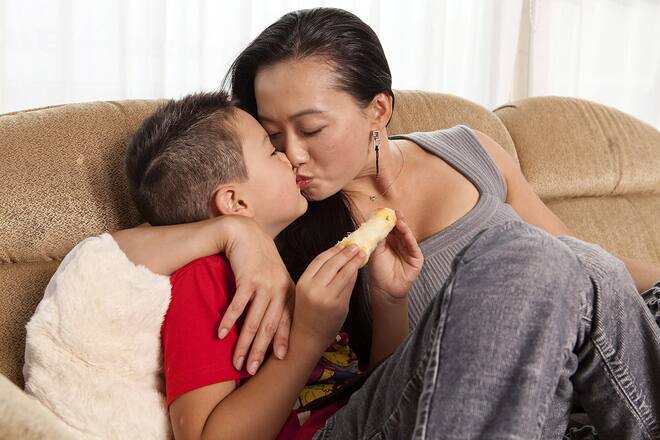 Linna Knie schmust mit Sohn Chris Rui