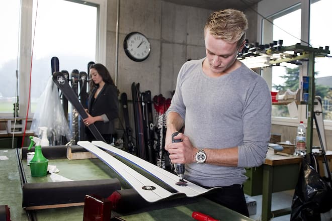 Marco Kuonen in der AK-Ski-Werkstatt