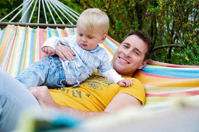 Meteo-Moderator Jan Eitel mit Sohn Luc in Haengematte