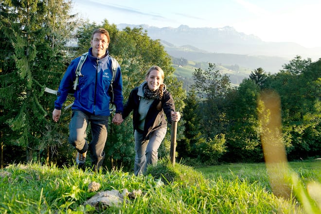 Philippe Montandon und Muriel beim Wandern